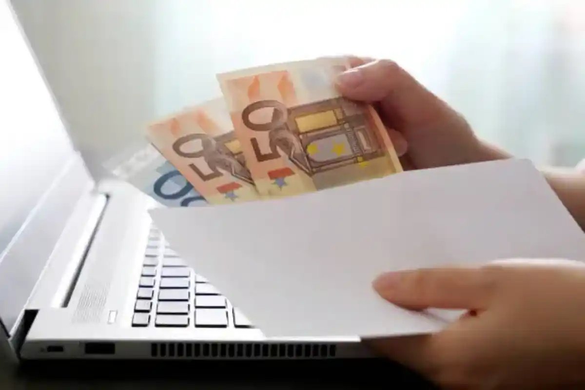una busta con soldi dentro