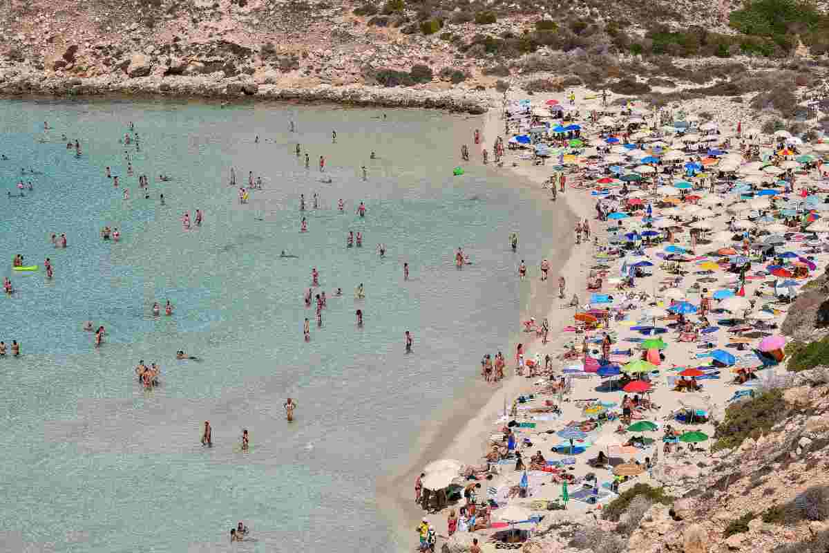 Bagnanti sulla spiaggia dei Conigli