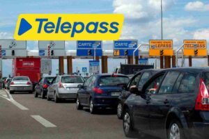 auto in coda al casello autostradale