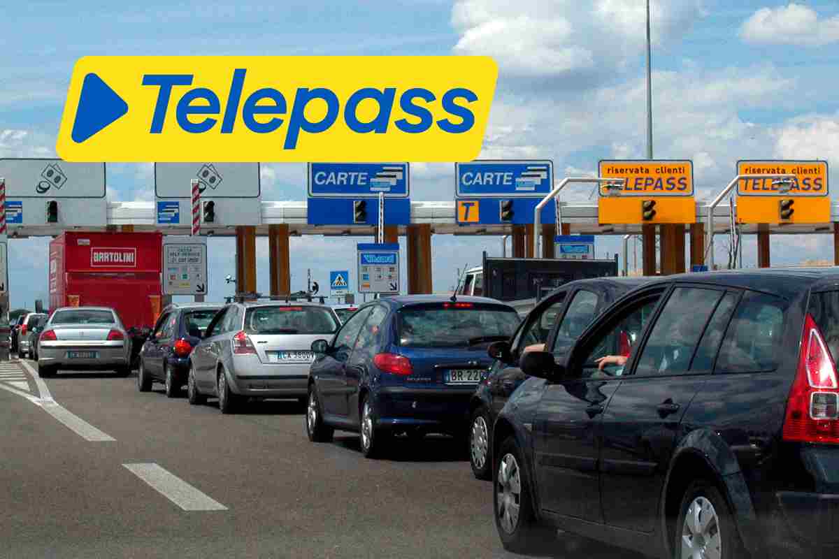 auto in coda al casello autostradale