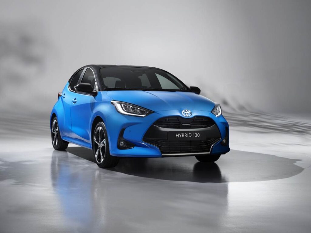 una Toyota Yaris di colore azzurro