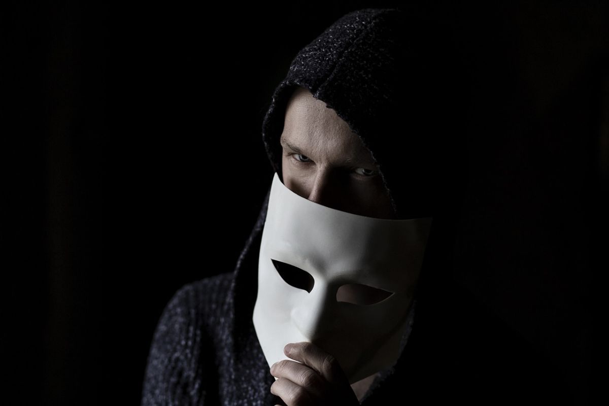 un truffatore si nasconde dietro una maschera