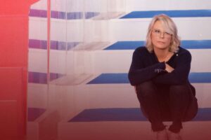 maria de filippi seduta sulle scale di uomini e donne