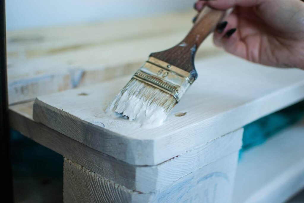 pennello di vernice sul legno