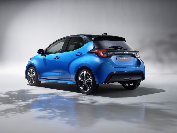 Toyota Yaris di colore azzurro