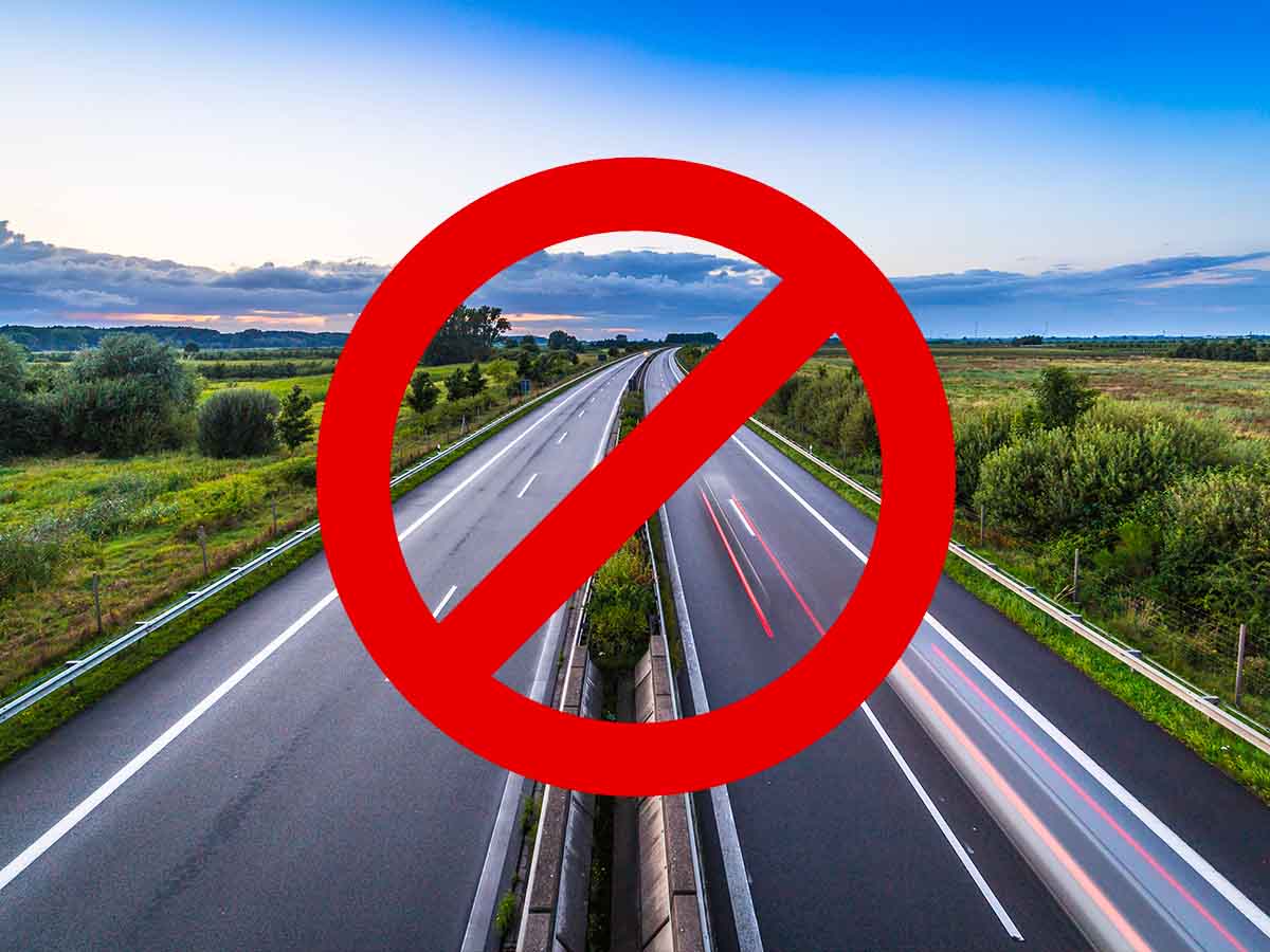 Autostrada chiusa a Ferragosto, italiani nel panico e traffico in tilt Autostrada chiusa a Ferragosto, italiani nel panico e traffico in tilt