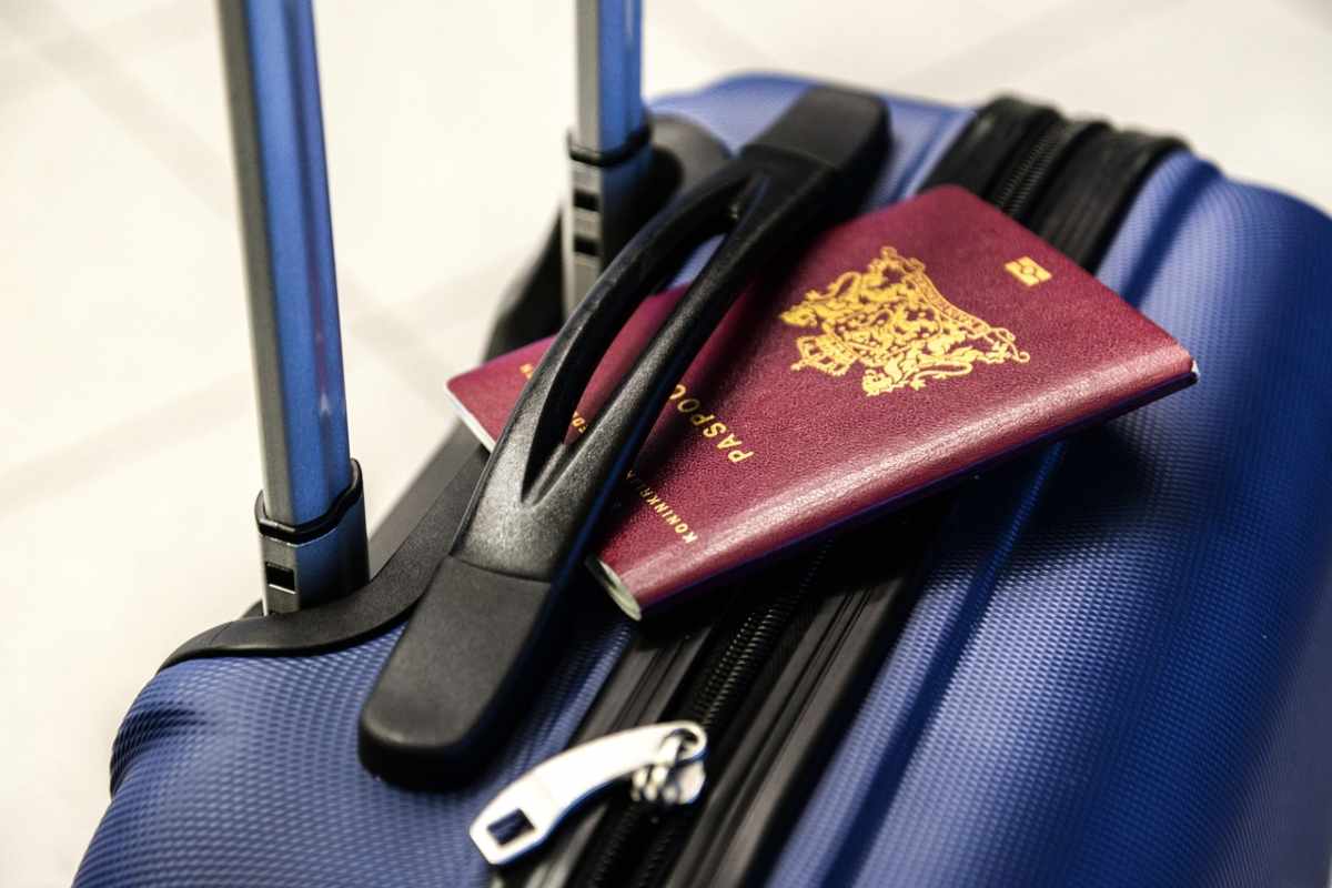 valigia con un passaporto poggiato sopra