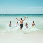 Ragazzi si tuffano di corsa in mare