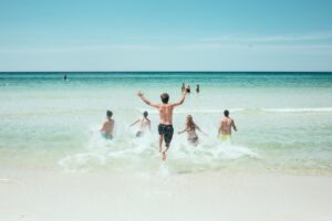 Ragazzi si tuffano di corsa in mare