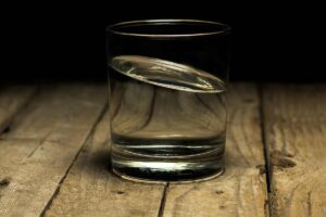 Bicchiere d'acqua su un tavolo