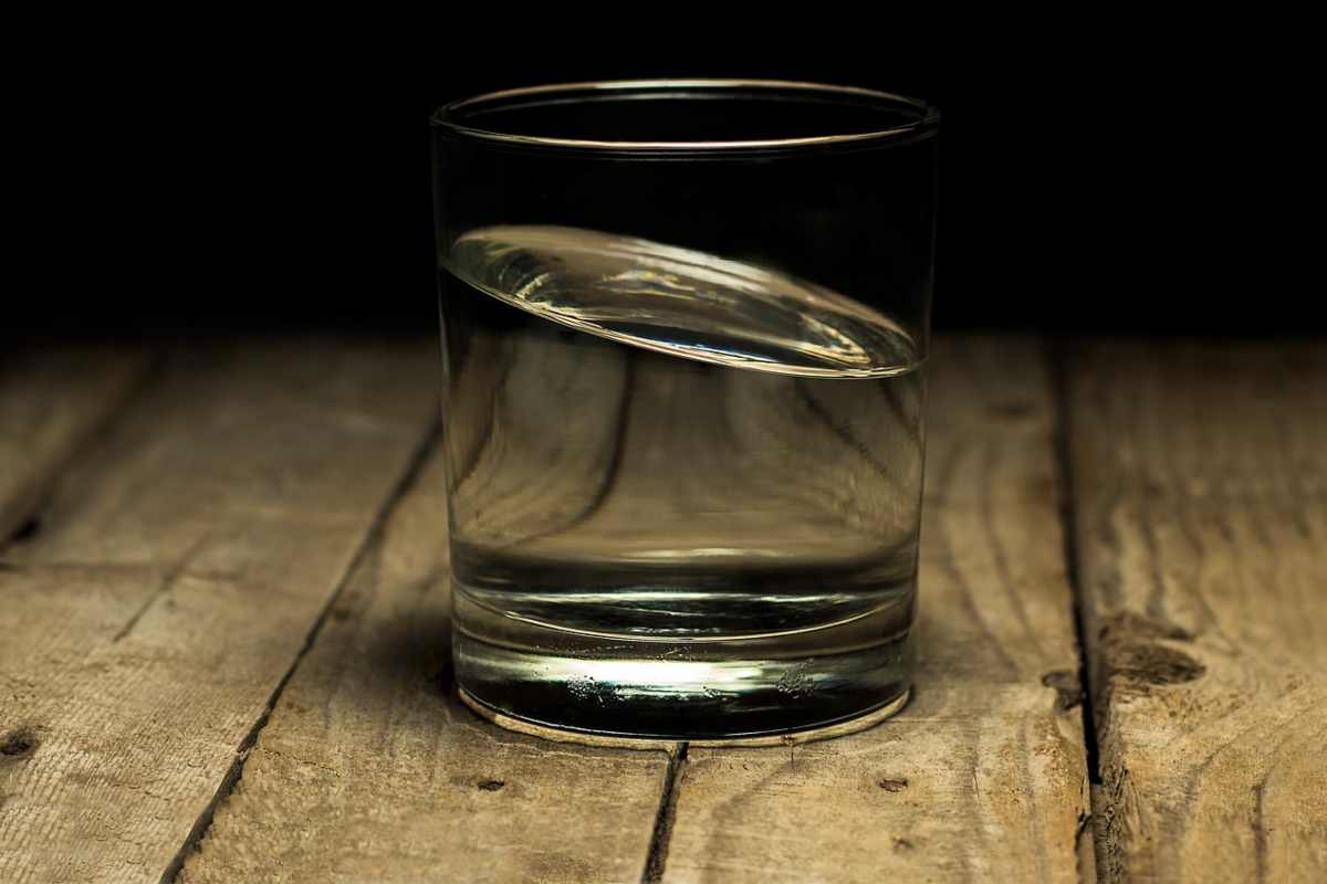 Bicchiere d'acqua su un tavolo