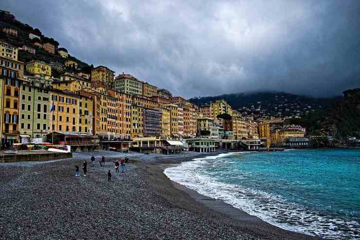Spiaggia ligure durante il maltempo
