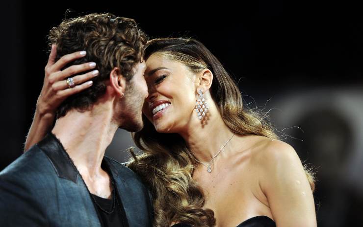 Belen Rodriguez bacia Stefano De Martino
