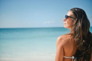 Donna al mare con gli occhiali da sole