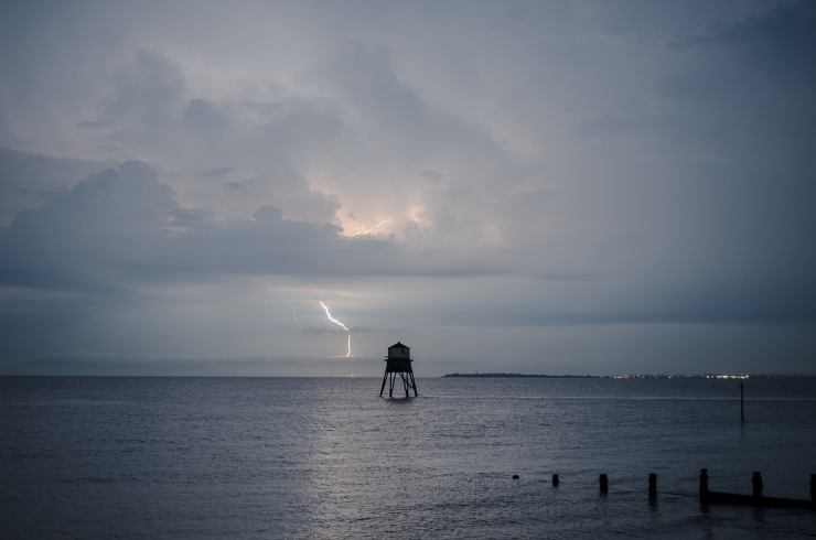 Temporale all'orizzonte sul mare