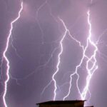 Numerosi fulmini squarciano il cielo