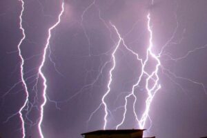 Numerosi fulmini squarciano il cielo