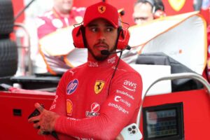 Lewis Hamilton con le cuffie ai box
