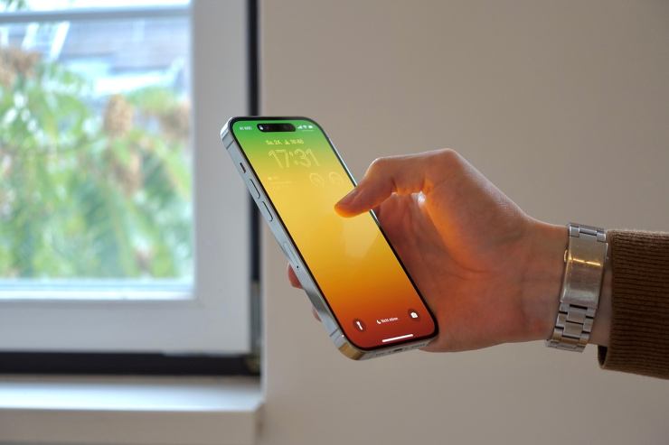 Uomo con un iPhone in mano