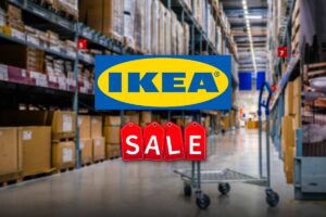 Logo Ikea con dietro l'immagine di uno degli store del marchio