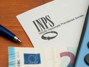 foglio di carta intestata INPS con vicino una penna e una banconota
