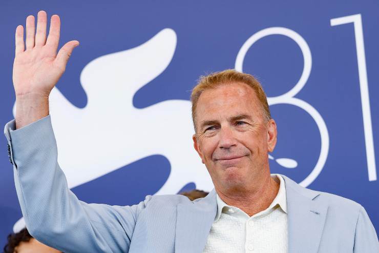 Kevin Costner saluta il pubblico