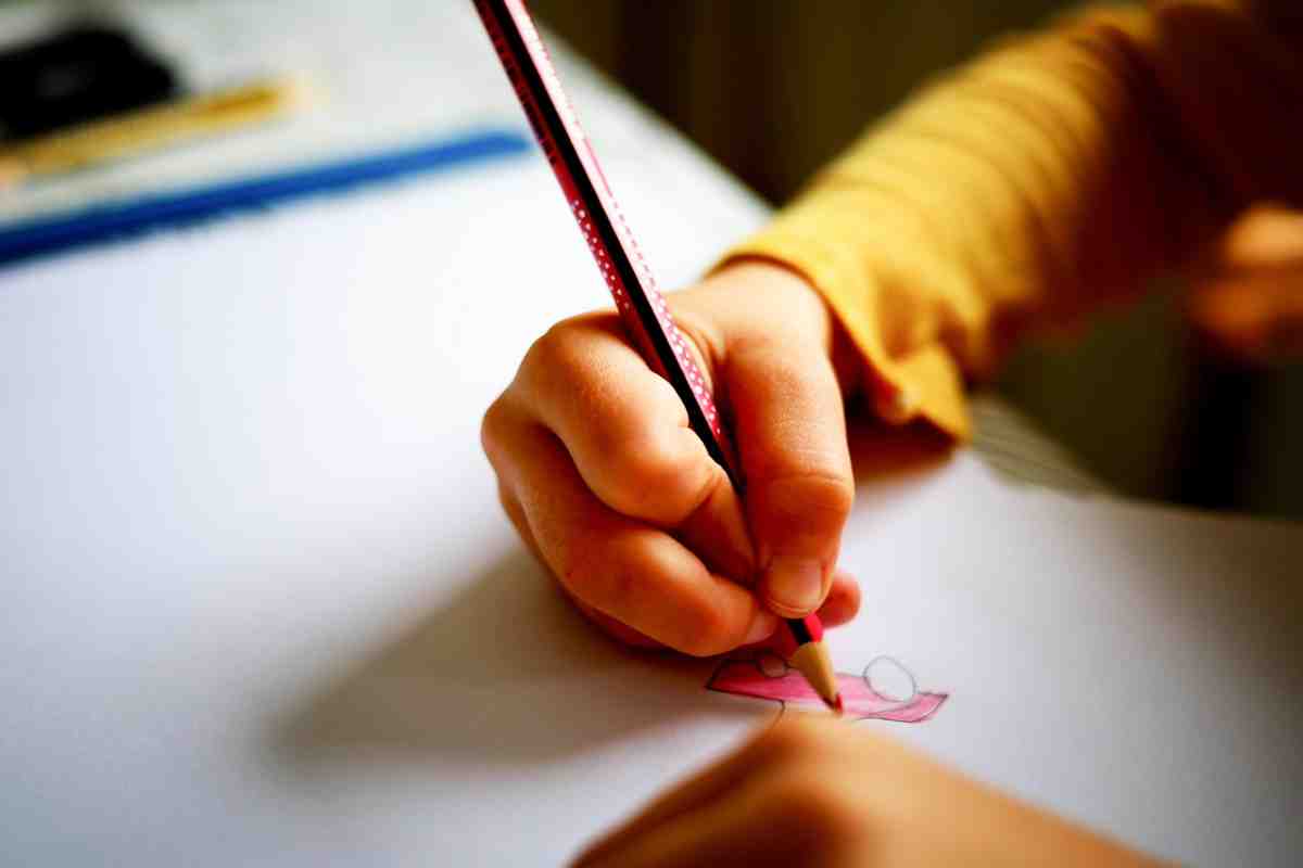 Mano di un bambino che disegna