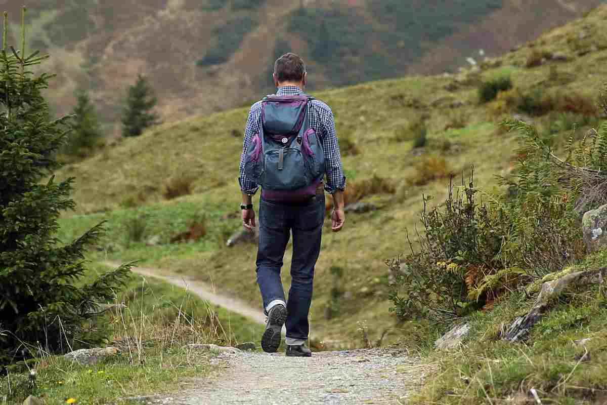 Persona che passeggia in montagna