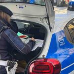 Polizia municipale che eleva una multa