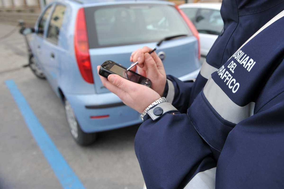 Polizia municipale che eleva una multa