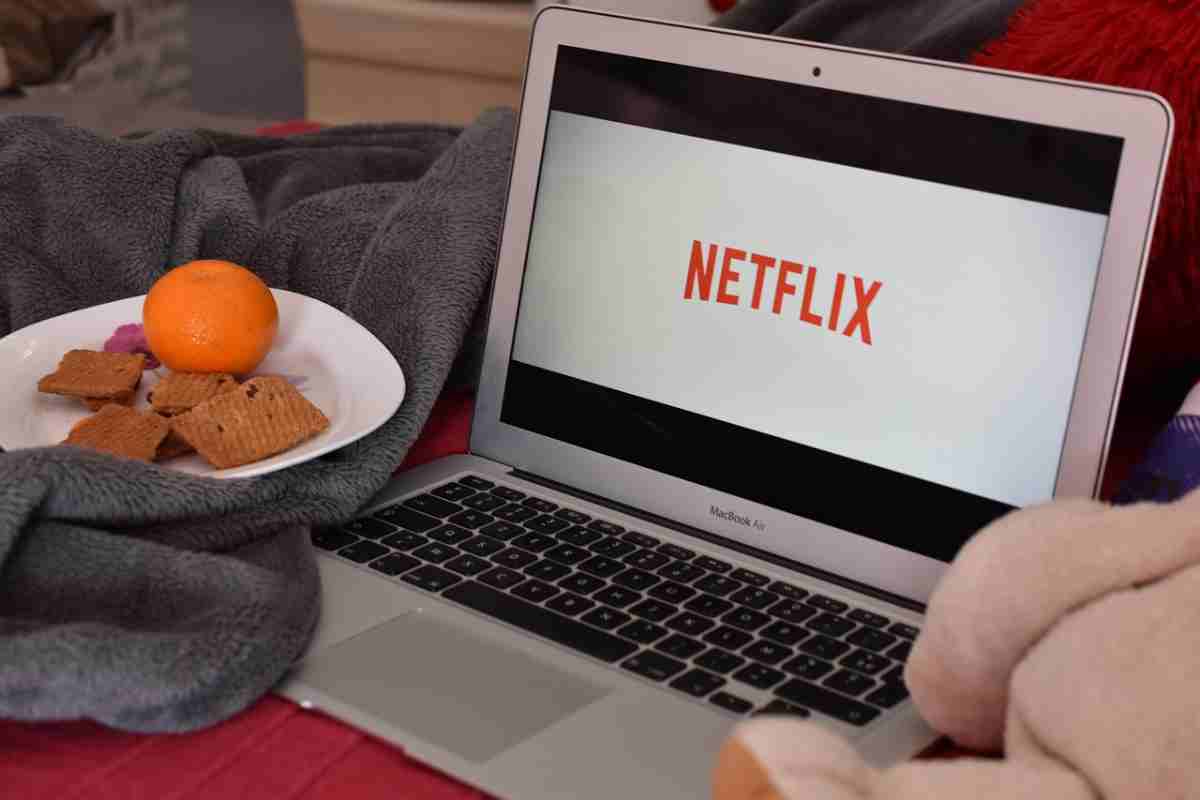 Offerta Netflix, con pochi euro puoi guardare anche Sky: i dettagli