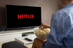 Netflix con persona che vede