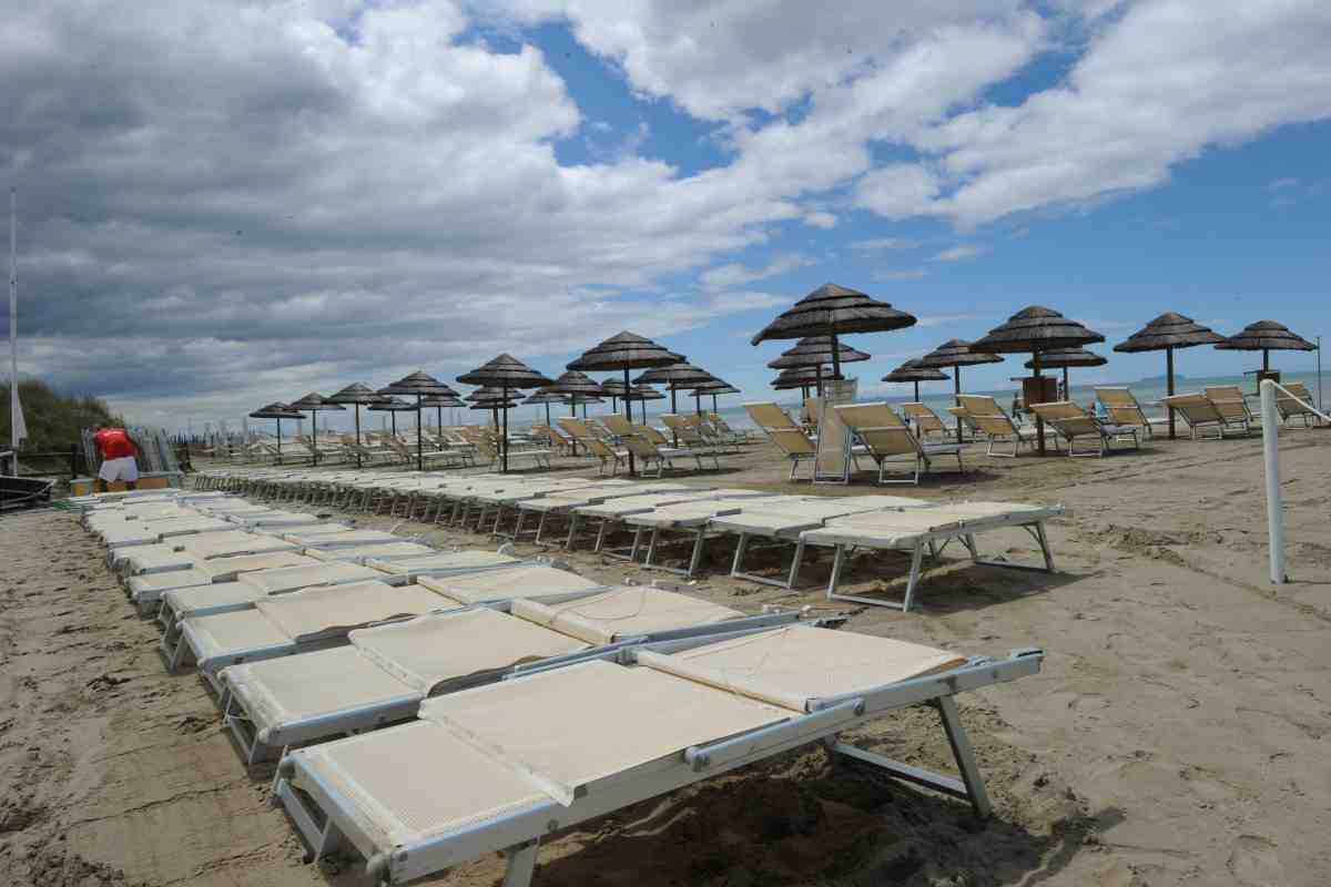 Nuvole abbondanti riempiono il cielo su una spiaggia italiana