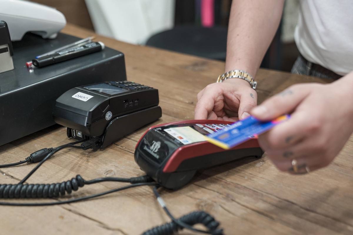 Pagamento con il POS in un esercizio commerciale
