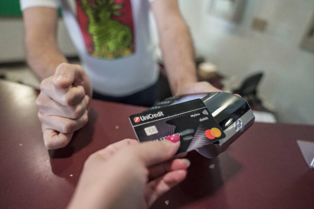 Pagamento con il POS in un esercizio commerciale