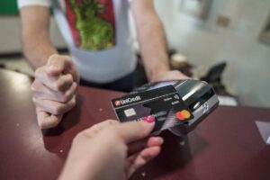 Pagamento con il POS in un esercizio commerciale
