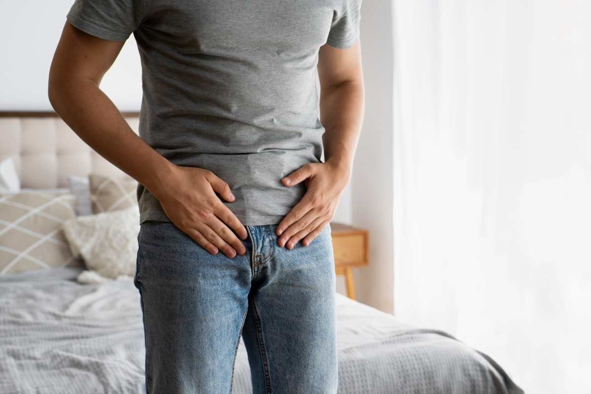 Uomo con problemi alla prostata che si tiene il basso ventre