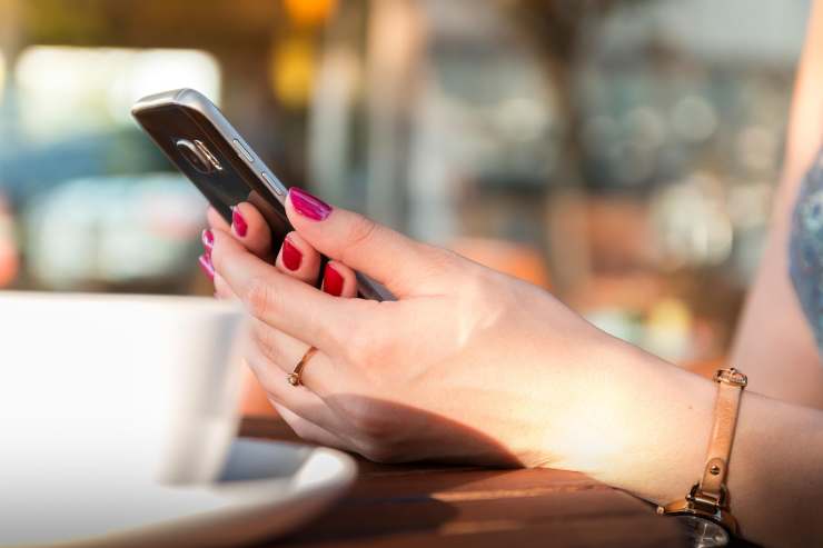 Donna guarda il proprio smartphone