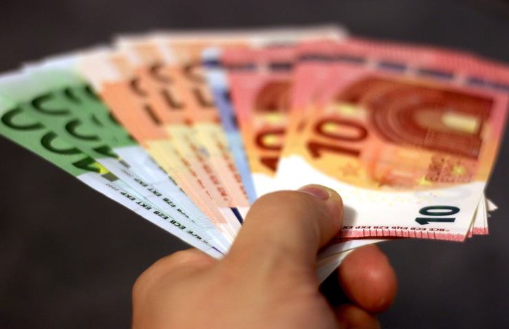 Persona offre soldi