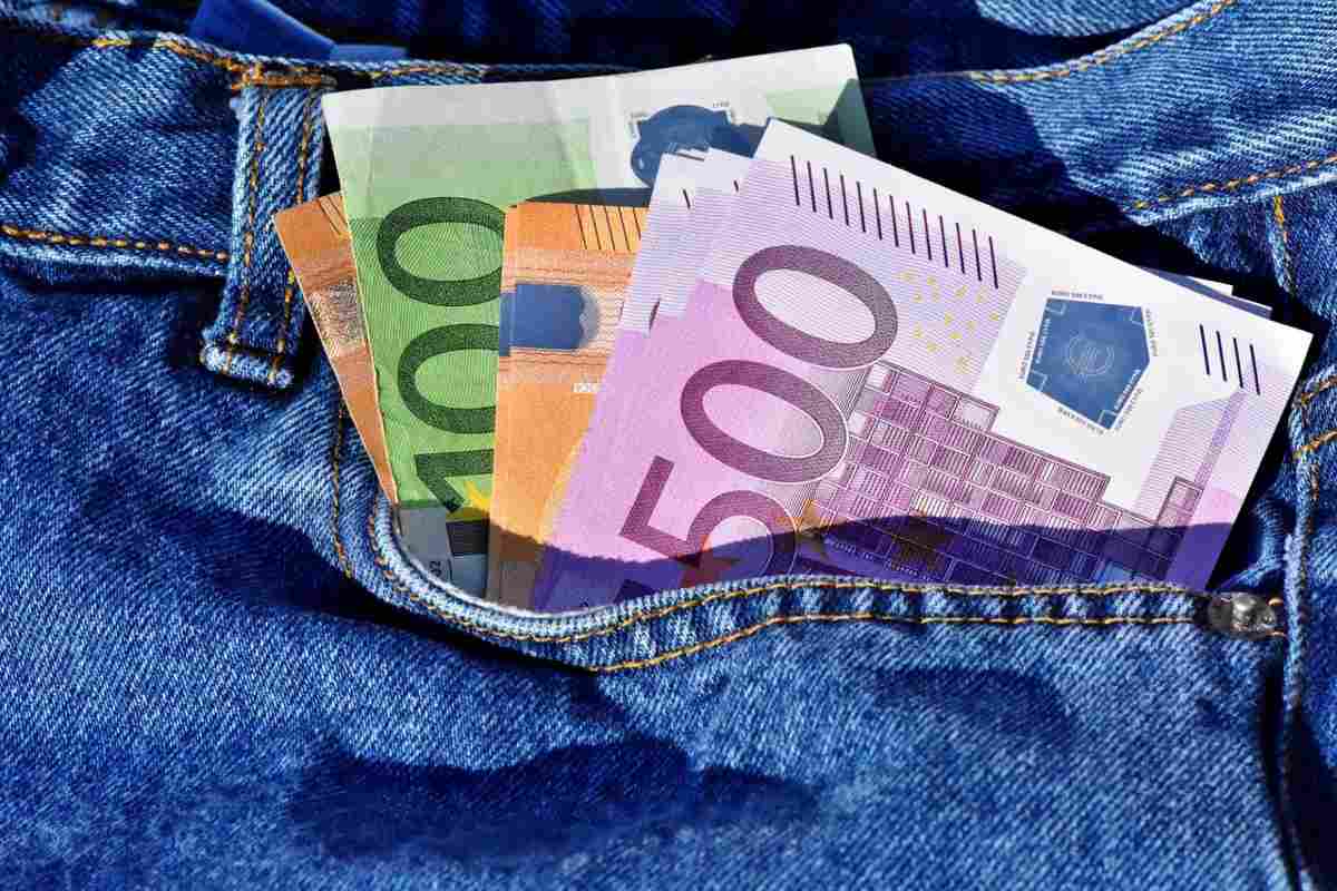 Banconote escono dalla tasca