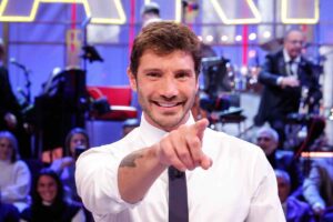 Stefano De Martino indica la telecamera durante Affari Tuoi
