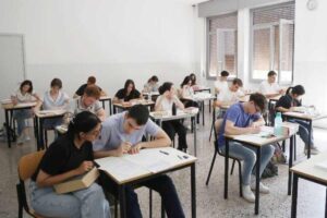 Ragazzi tra i banchi di scuola