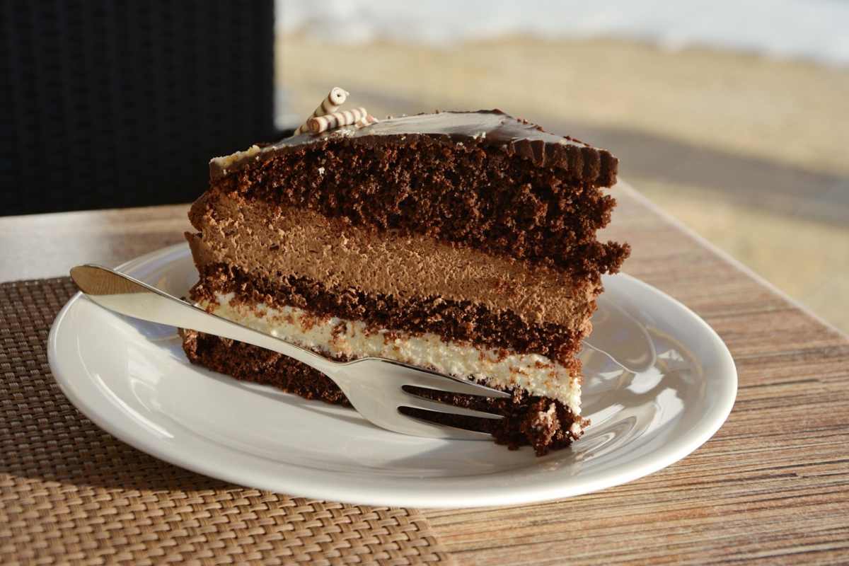 La dieta può aspettare: questa torta cocco e cioccolato è velocissima da preparare