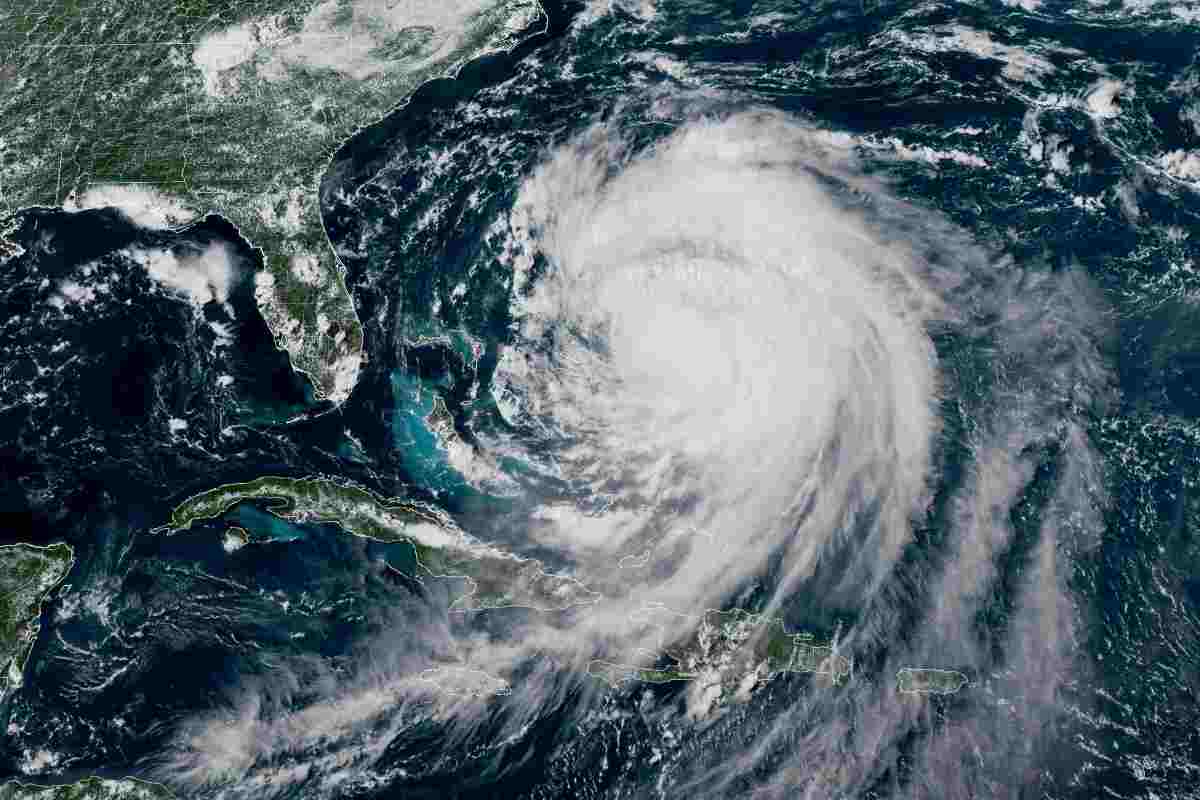 L'Uragano Erin visto su mappa meteorologica