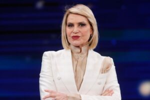 Simona Ventura con le braccia conserte