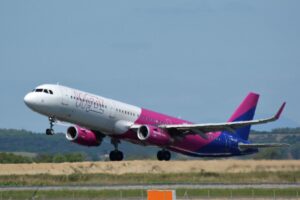 Un aereo della WizzAir decolla