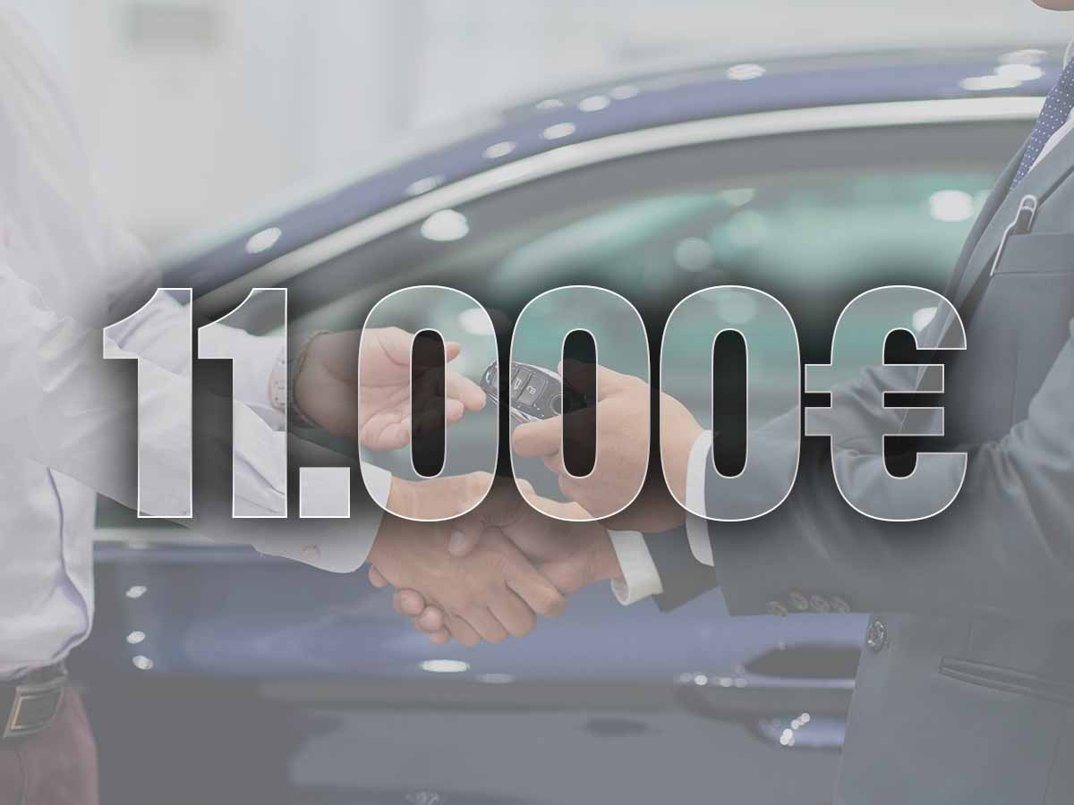scritta 11.000€ con dietro una stretta di mano
