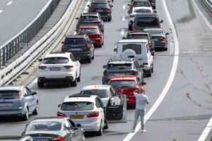 auto in coda in autostrada
