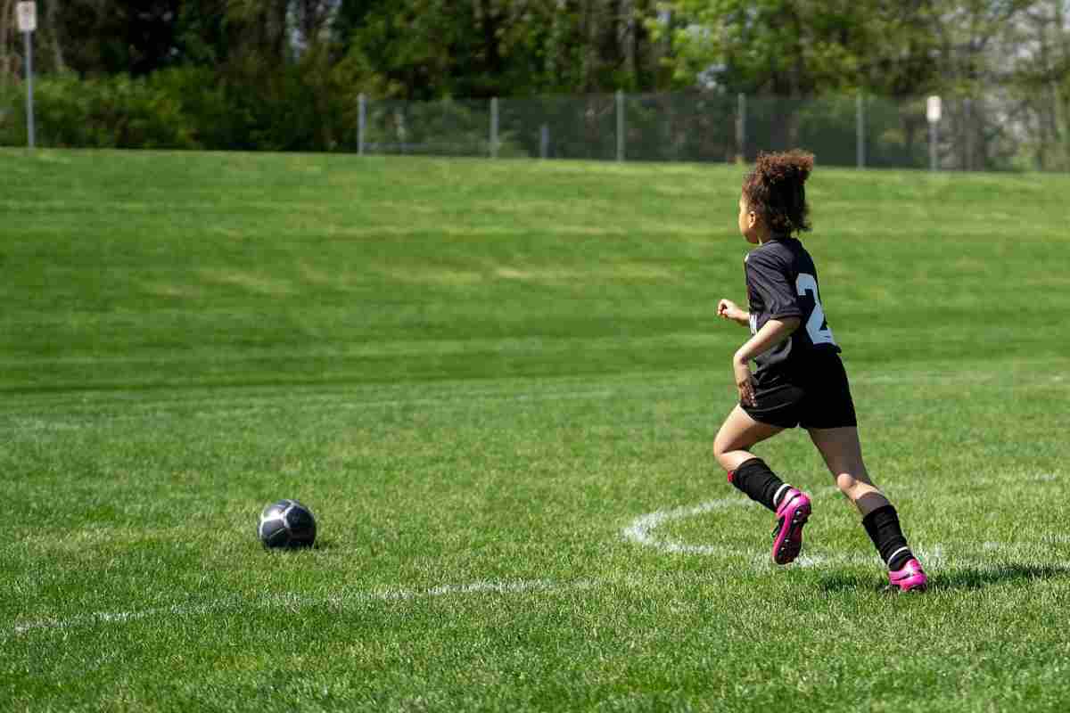 una bambina gioca a calcio