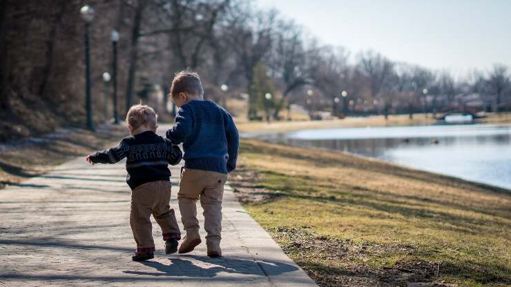 due bambini di spalle mentre passeggiano